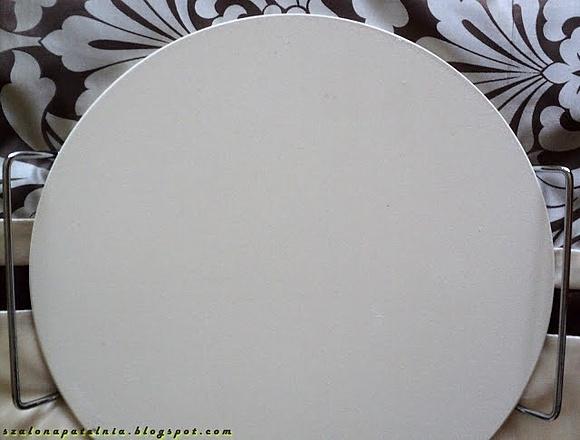 Kamień do pieczenia pizzy ze sklepu Emako 33 cm metalowa podstawa