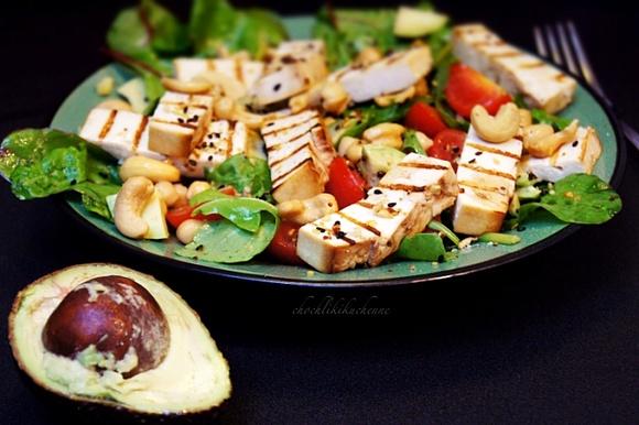 Fit sałatka z avocado i tofu witaminowa bomba