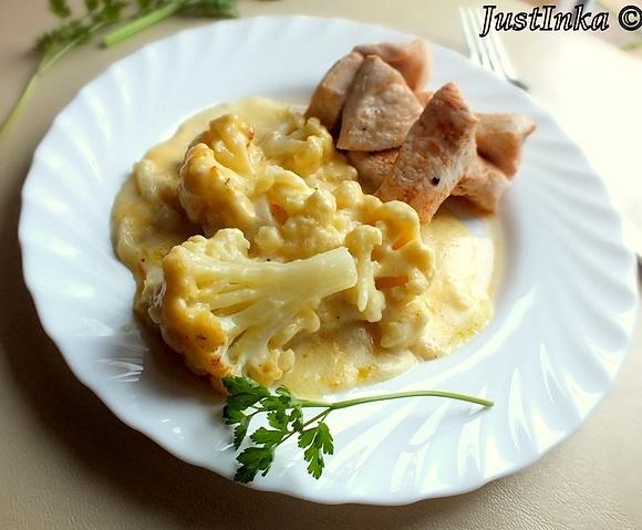 Kalafior zapiekany w sosie beszamelowym z serem żółtym