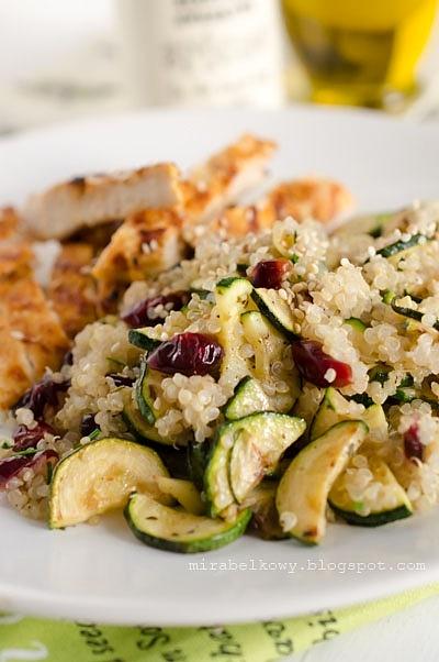 Quinoa z kurczakiem, cukinią i żurawiną