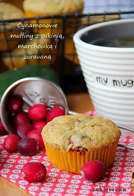 Cynamonowe muffiny z cukinią marchewką i żurawiną