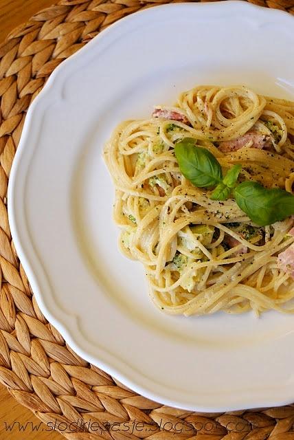Spaghetti z kremowym sosem pesto