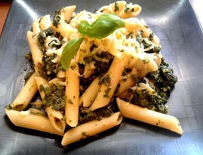 Penne ze szpinakiem i pesto z bazylii