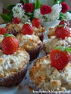 Muffinki z truskawkami i kruszonką kokosową