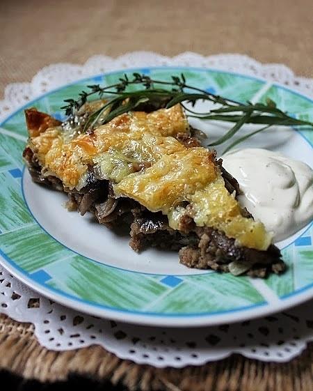 Mięsna tarta z grzybami na cieście francuskim