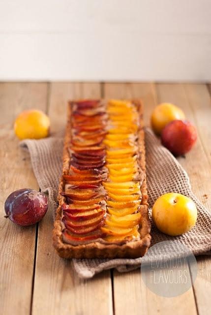 Tarta orzechowo-cynamonowa ze śliwkami