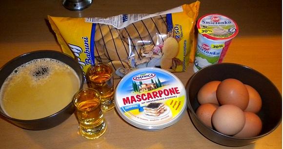 Tiramisu kawowe z orzechówką i bitą śmietaną