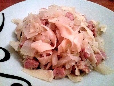 Łazanki - tradycyjny polski makaron z kapustą i kiełbasą