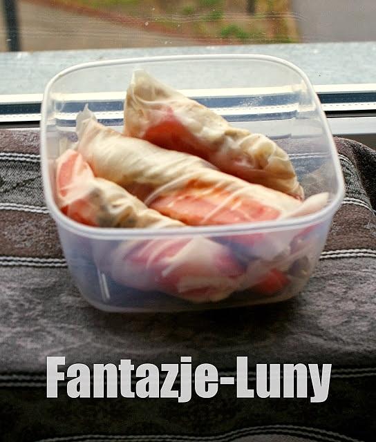Dietetyczny lunch do szkoły: ryżowe wrapy z kurczakiem i pomidorem