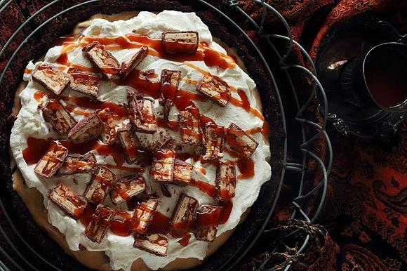 Tarta czekoladowa z masą kajmakową i karmelem
