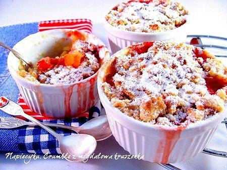 Crumble z migdałową kruszonką i owocami