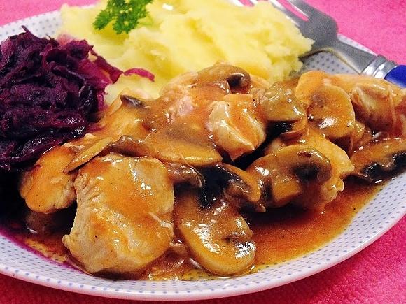 Gulasz drobiowy z surówką z czerwonej kapusty i ziemniakami
