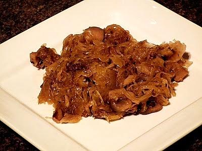 Bigos z kapusty kiszonej, mięsa i suszonych śliwek