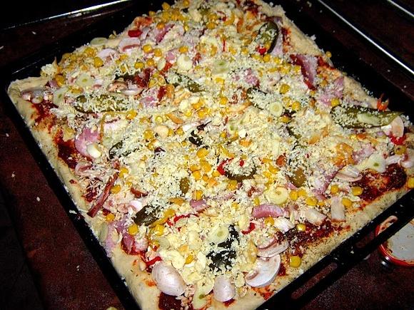Pizza podhalańska z oscypkiem - przepis na tradycyjną regionalną pizzę