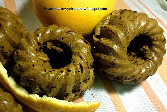 Muffinki pomarańczowe polane syropem daktylowym