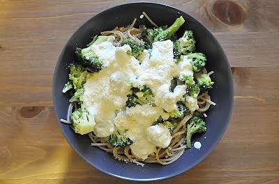 Makaron spaghetti z brokułami w sosie serowym