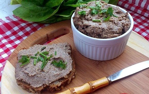 Oryginalne kanapki z pastą gryczano-pieczarkową