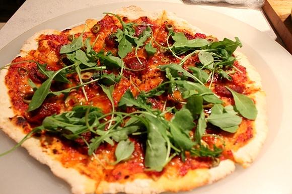 Pizza z chorizo i rukolą