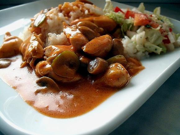 Boeuf Stroganow z polędwiczkami, ryżem i surówką z kapusty pekińskiej