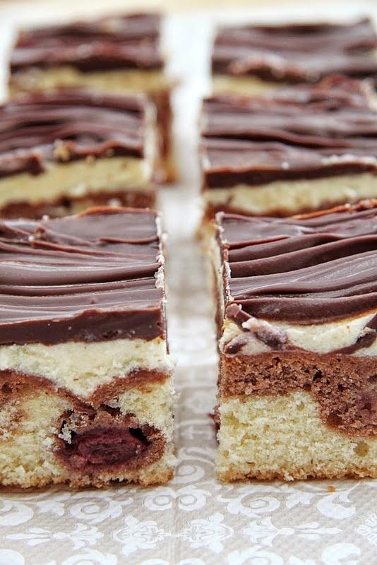 Ciasto fale Dunaju z wiśniami i czekoladową polewą