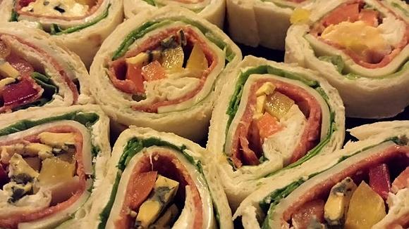 Tortilla z salami, papryką i serami