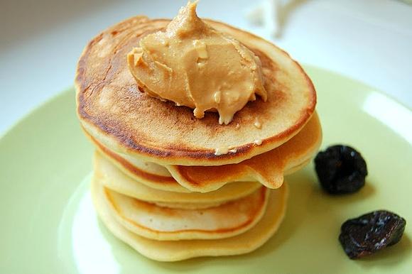 Miodowe pancakes z masłem orzechowym
