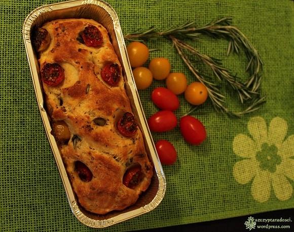 Focaccia z rozmarynem i oliwkami na słono