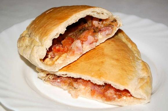 Calzone – włoskie ciasto z nadzieniem na piknik i nie tylko