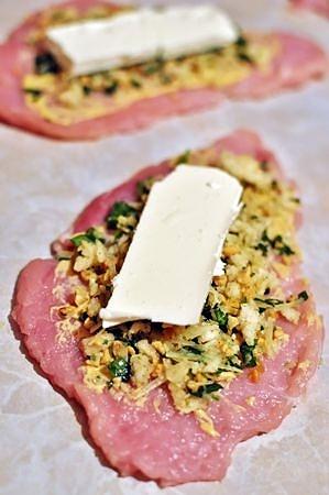 Eskalopki wieprzowe z fetą i orzeszkami piniowymi