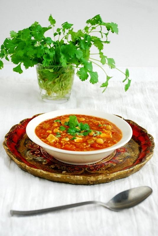 Wegańska harira z kaszą jaglaną i tofu