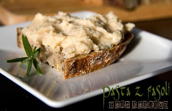 Pasta z fasoli z czosnkiem i rozmarynem