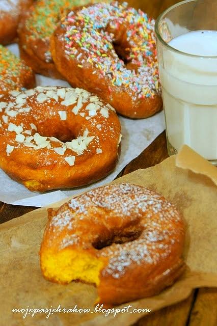 Pączki dyniowe z maślankowym lukrem