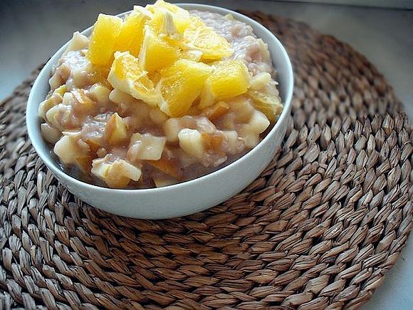 Pomarańcza w kwiecie sezonu i owsianka z wiśniowym syropem, bananem, jabłkiem