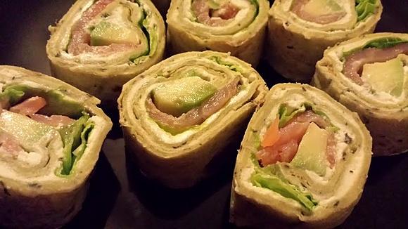 Tortilla z łososiem i awokado