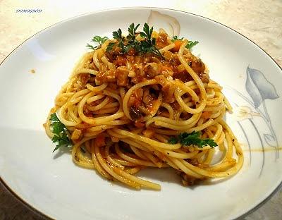 Spaghetti lubię - przepis na makaron z pomidorowym sosem i ziołami