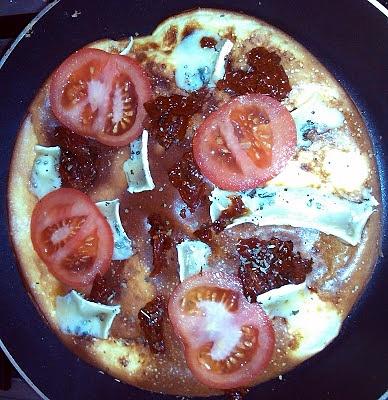 Pomysł na wytrawny omlet z serem pleśniowym i pomidorami