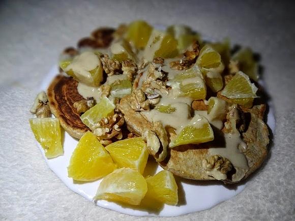 Korzenne placuszki z daktylami, tahini, pomarańczą i orzechami włoskimi