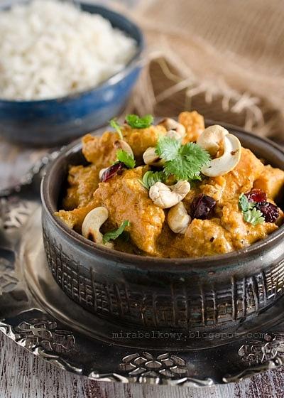 Curry z kurczaka z żurawiną i orzechami nerkowca