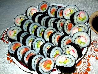 Sushi z łososiem i awokado składniki na 5 arkuszy Nori