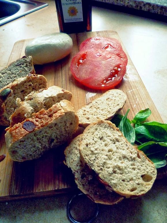 Grzanki z oliwą i czosnkiem oraz mini sałatka caprese