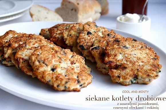 Siekane kotlety drobiowe z suszonymi pomidorami oliwkami i cukinią