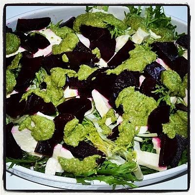 Sałata z pieczonymi burakami, mozzarellą i bazyliowym pesto