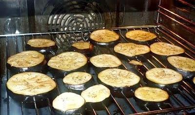 Puszysta pizza z suszonymi pomidorkami, grillowanym bakłażanem i kaparami