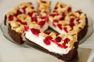 Tarta z pianką i malinami