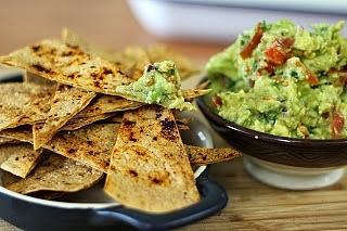 Guacamole i domowe nachos z tortilli