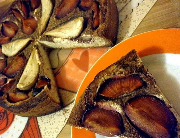 Drożdżowe ciasto z serem i śliwkami