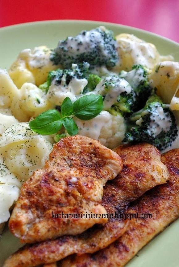 Grillowana pierś z kurczaka z brokułami i kalafiorem z ziemniaczanym puree