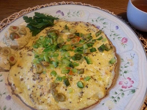 Zielony omlet ze świeżych warzyw i jajek