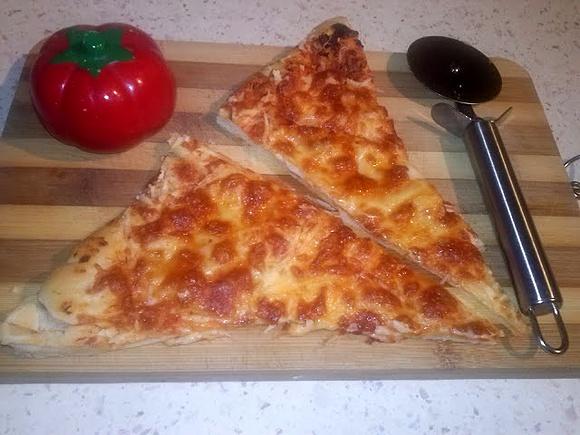 Pizza z serem, salami i mozzarellą