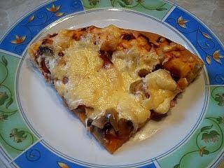 Pyszna pizza na cieście drożdżowym z nadzieniem i sosem